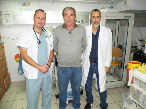ד"ר אדיר מימין וד"ר אברמוביץ עם משה רוזנברג [צילום: אלי דדון]