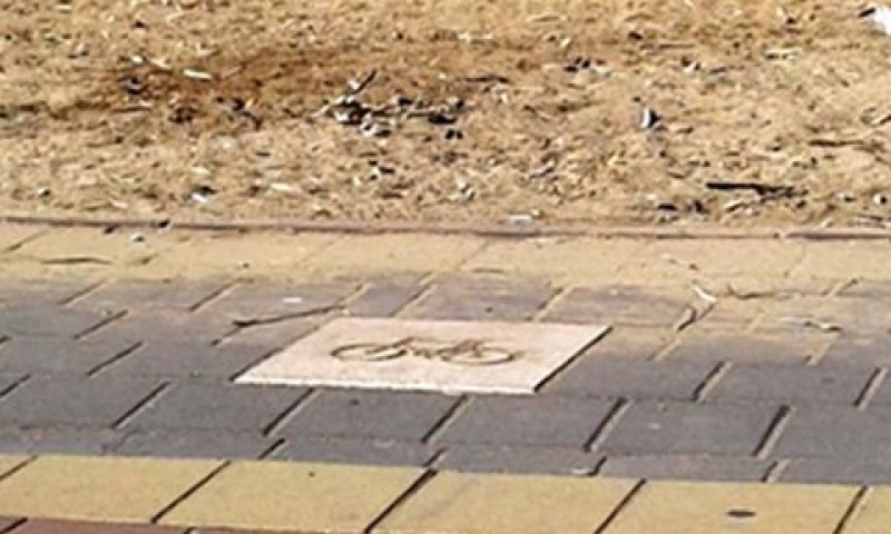שביל אופניים פגום ברחוב בן צבי באשקלון [צילום: צוות הביקורת]