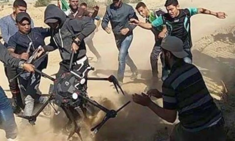 פלשתינים לצד רחפן צה"ל שהופל