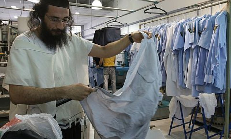 חרדי עובד [צילום: פלאש 90]