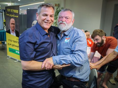 אילן גילון מחובק עם ניצן הורוביץ, כשברקע תמונתו של עיסאווי פריג' [צילום: פלאש 90]