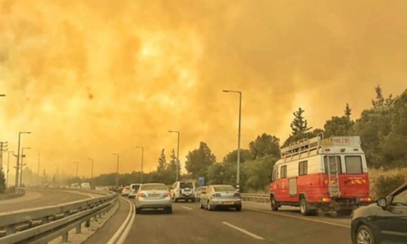 לא תותר נסיעת אזרחים. כביש 443 אתמול [צילום: דוברות כבאות והצלה מחוז מרכז]