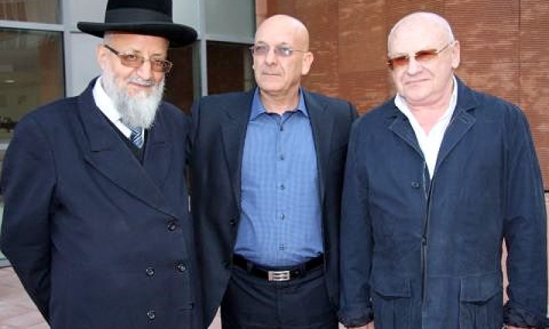 גרוגרי מוצקין, עו"ד אלימלך קריסטל והרב הספרדי של העיר גבעתיים פנחס אדרי [צילום: יח"צ]
