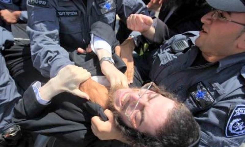 מתפרע מובל למעצר [פלאש 90]