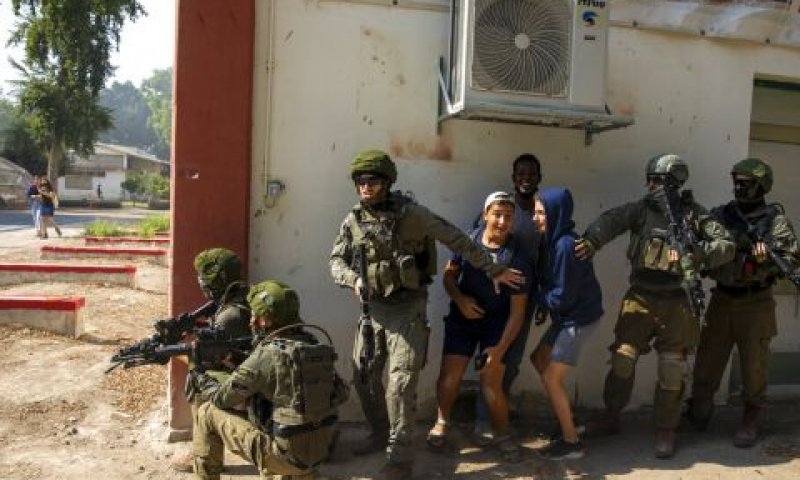 החיילים "משתלטים" על בית הספר [צילום: אריאל שליט/AP]