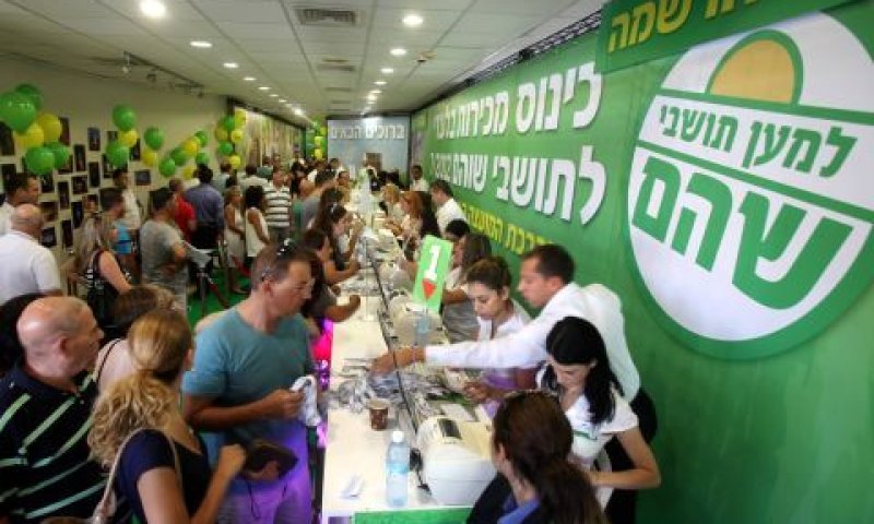 ההמון הסתער על הדוכנים [צילום: יוסי אלוני]
