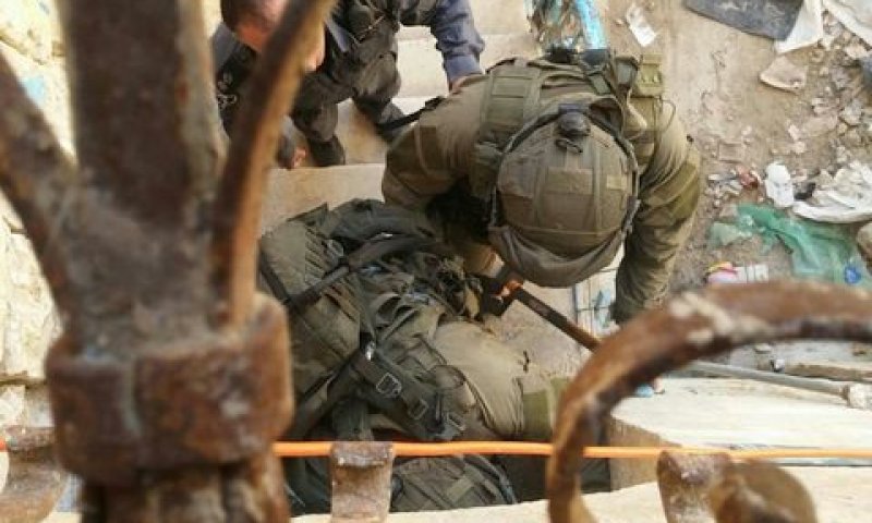 שוטרים וחיילים נכנסים לאחד הבתים [צילום: ועד הישוב היהודי בחברון]