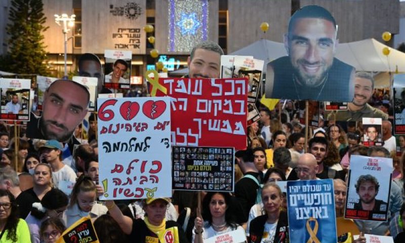 דורשים את כולם. עכשיו. [צילום: פאולינה פטימר]