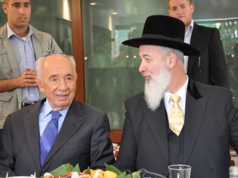 הרב מצגר עם פרס [צילום: דוברות בית הנשיא]