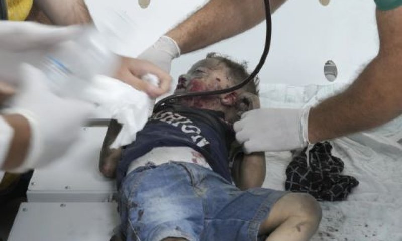 ילד שנפגע, בית חולים בדיר אל בלח, דרומית לרצועת עזה [צילום: חאתם מוסה/AP]
