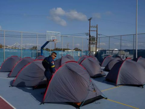 תושבים ישנים באוהלים באי סנטוריני [צילום: פטרוס ג'יאנקוריס/AP]