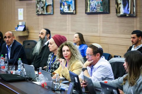 אתי סאסי (בצהוב) [צילום: נועם מושקוביץ/דוברות הכנסת]