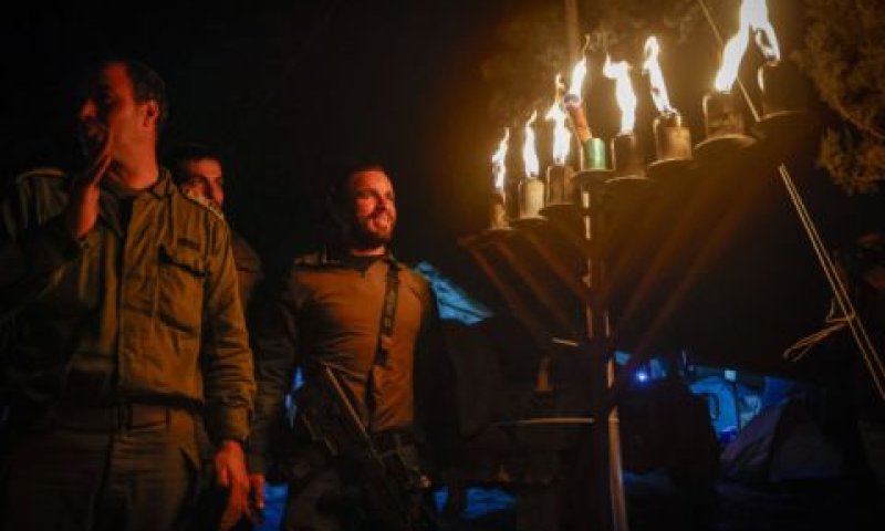 חיילים מדליקים חנוכייה בגבול עזה [צילום: חיים גולדברג/פלאש 90]