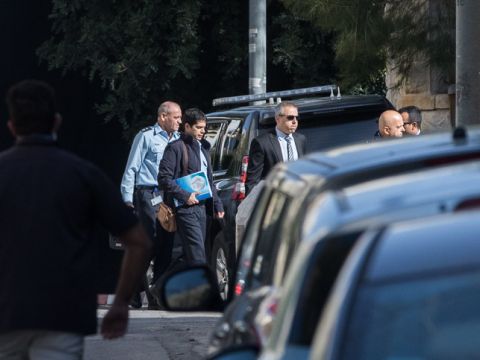 החוקרים מגיעים למעון [יונתן זינדל, פלאש 90]