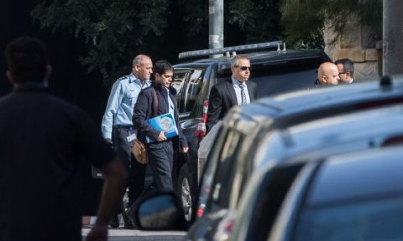 חוקרים מגיעים למעון ראש הממשלה [צילום: יונתן זינדל/פלאש 90]