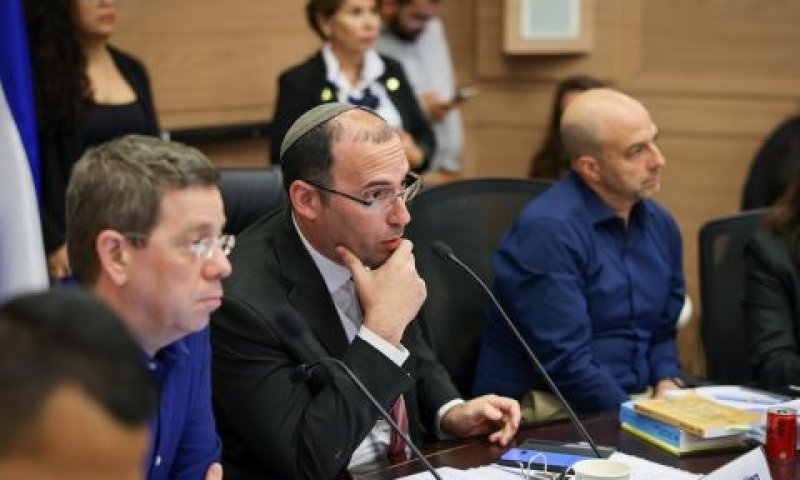 רוטמן מנהל את ישיבת ועדת החוקה [צילום: נועם מושקוביץ/דוברות הכנסת]