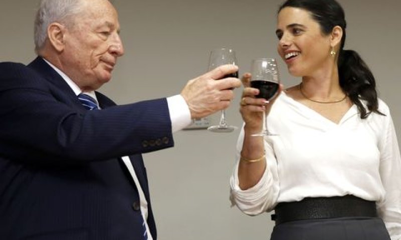 וינשטיין ושקד. תפישות עולם שונות [צילום: גלי תיבון/AP]