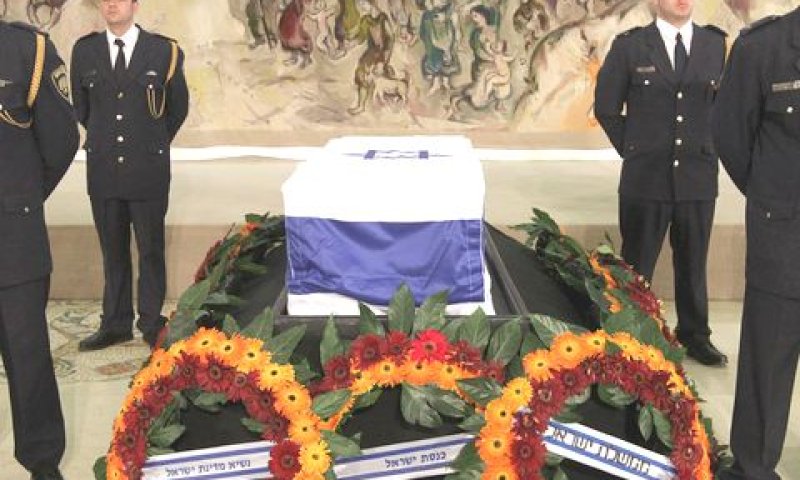 ארונו של שמיר בכנסת [צילום: פלאש 90]
