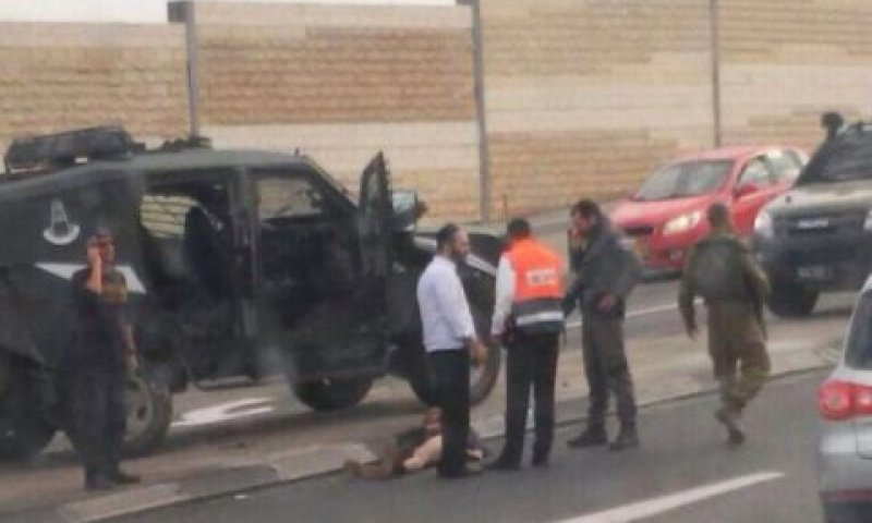 המחבל בזירת הפיגוע [צילום: זק"א]