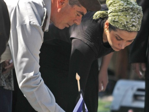 הרמטכ"ל גבי אשכנזי מניח דגלון על קברו של סרן יהונתן נתנאל, החלל האחרון של צה"ל. יחד עם אשכנזי הניחה את הדגלון אלמנתו של יהונתן [צילום: פלאש 90]