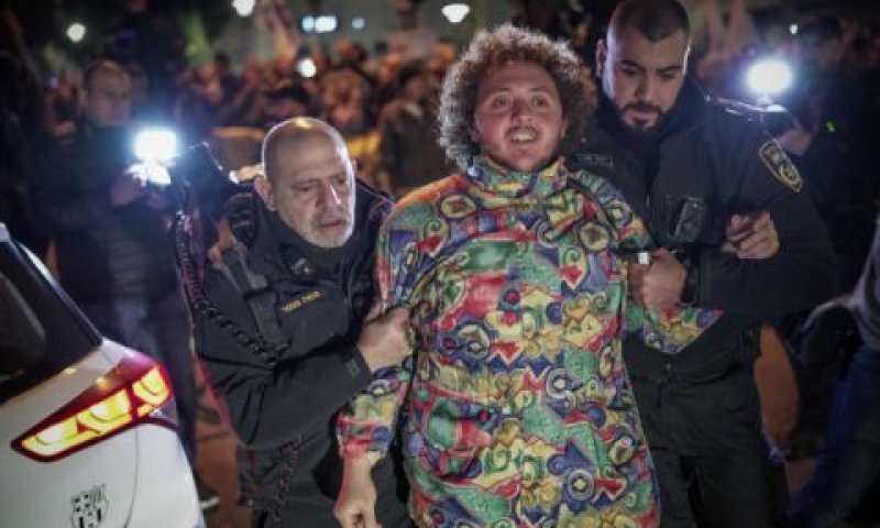 שוטרים אוחזים במפגין [צילום: אריק מרמור/פלאש 90]