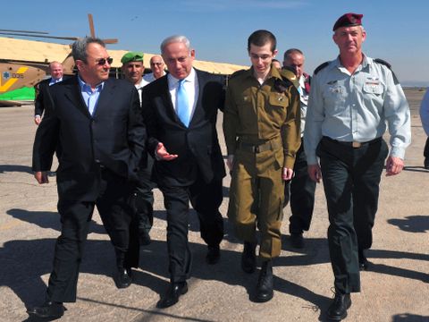 13:05 - גלעד שליט מלווה בצמרת המדינית והביטחונית בדרך למפגש עם הוריו [צילום: אריאל חרמוני, משרד הביטחון]