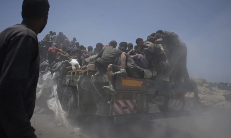 פלשתינים רעבים בוזזים משאית סיוע [צילום: AP/Jehad Alshrafi]