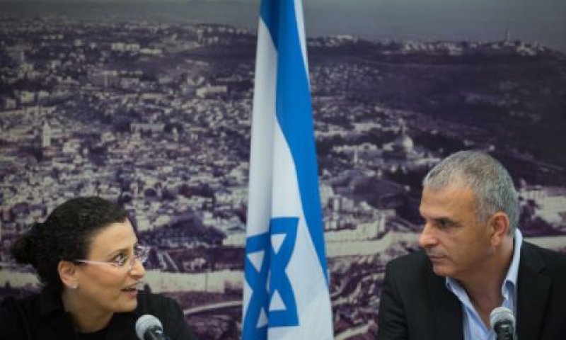 כחלון ועבאדי-בויאנג'ו. תעודת הצטיינות [צילום: הדס פרוש/פלאש 90]