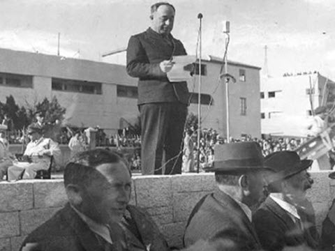 דיזנגוף נואם [צילום: ארכיון עיריית תל אביב יפו]