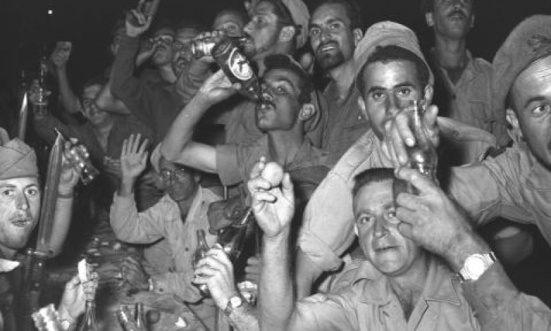 חיילי צה"ל שותים באל עריש (1956) [צילום ארכיון: לע"מ]