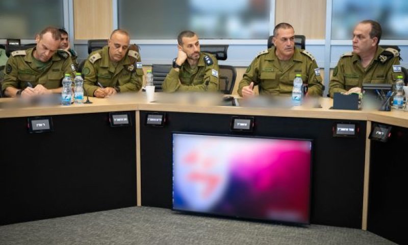 רא"ל זמיר עם פורום מטכ"ל [צילום: דובר צה''ל]