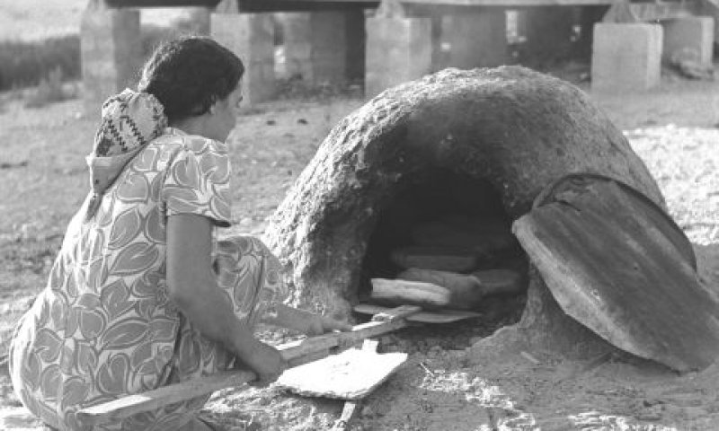 אפייה בטאבון בירוחם של 1956 [צילום: פריץ כהן/לע"מ]
