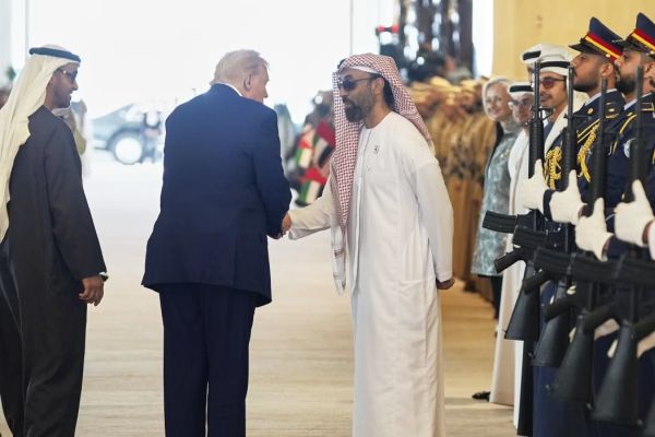 פגישה טראמפ, שייח' טחנון בן זאיד אל נהיאן. פגישה באבו דאבי [צילום: Alex Brandon/AP]