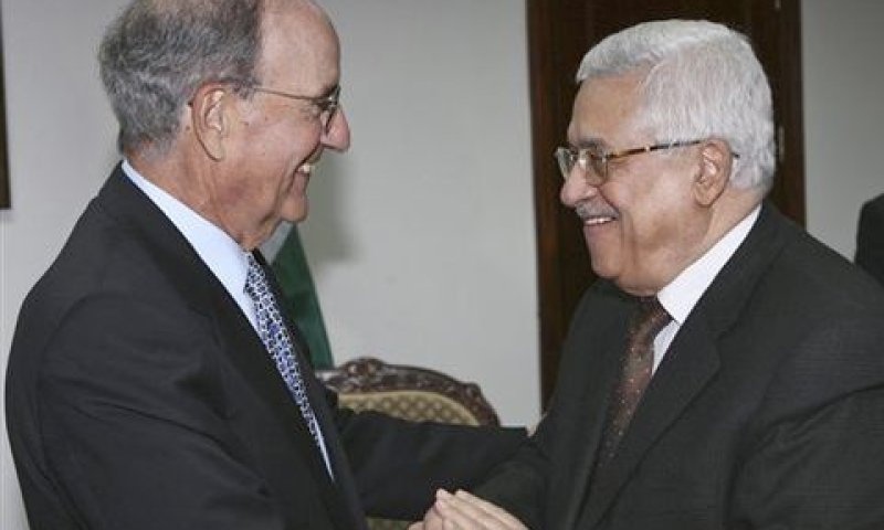 מיטשל ואבו מאזן ברמאללה [צילום: AP]