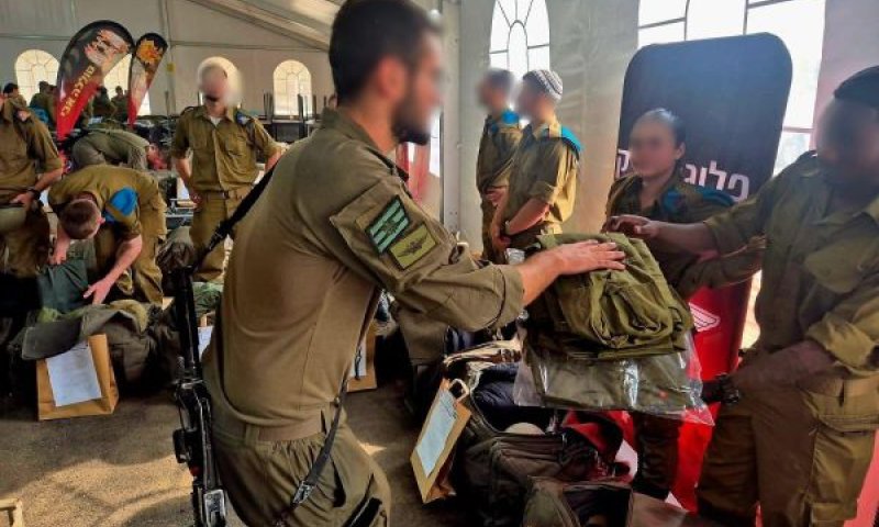 חיל-הלוגיסטיקה מחלק ציוד חורף ללוחמים [צילום: דובר צה''ל]