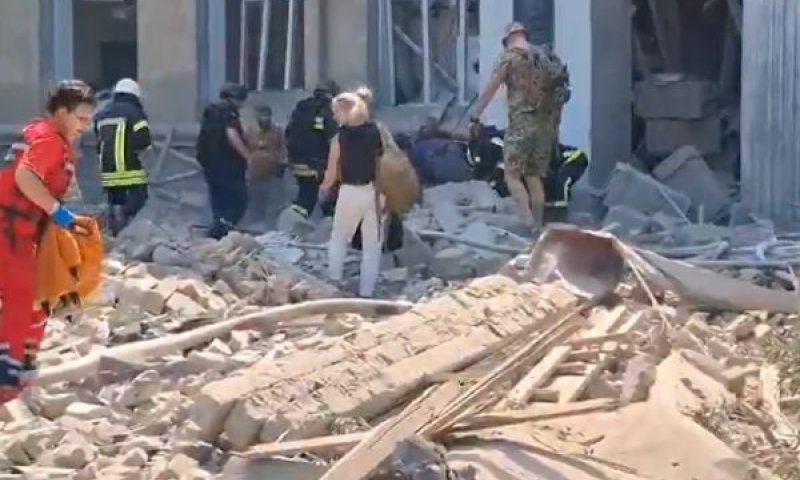 פעולות החילוץ בתיכון שנפגע [צילום: לפי סעיף 27א' לחוק זכויות יוצרים]