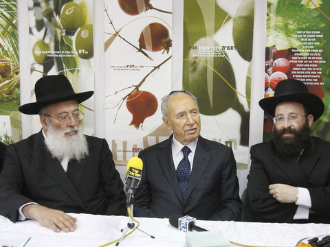 ירידת מחירי הדלק - חדשות טובות לישראל. הנשיא פרס עם הרב הראשי עאמר ורב הכותל [צילום: פלאש 90]
