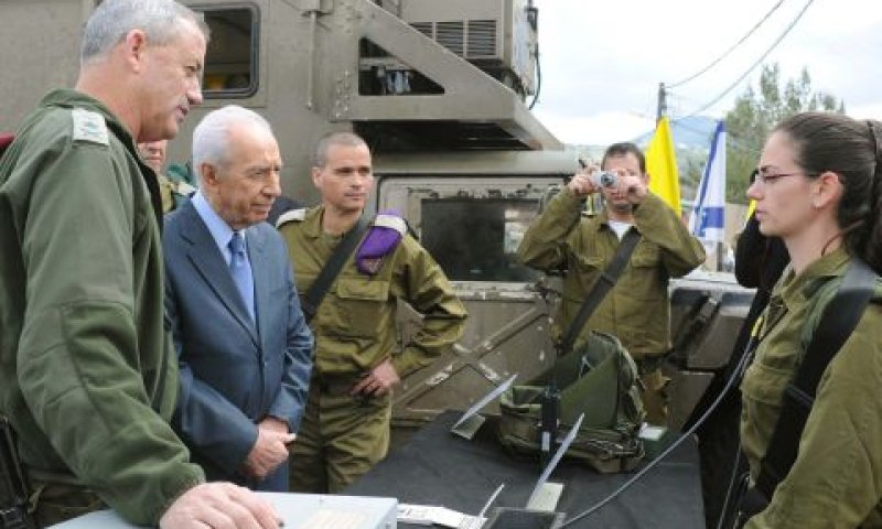 הנשיא פרס והרמטכ"ל גנץ בסיור בצפון, היום [צילום: מארק ניימן/לע"מ]
