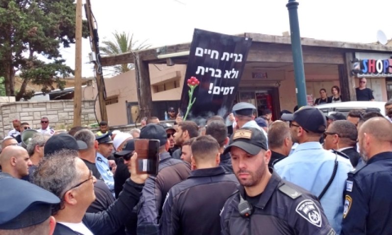 המהומה בכניסה לבית העלמין בעוספיה [צילום: חנן זיסו תקשורת]