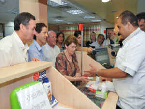 ניצולת השואה חיה סלע מקבלת תרופות כשלצידה השר הרצוג, המנכ"ל איצקוביץ ומנהל מחוז י-ם של הכללית, פרופ' פרוסט [צילום: אבי חיון]