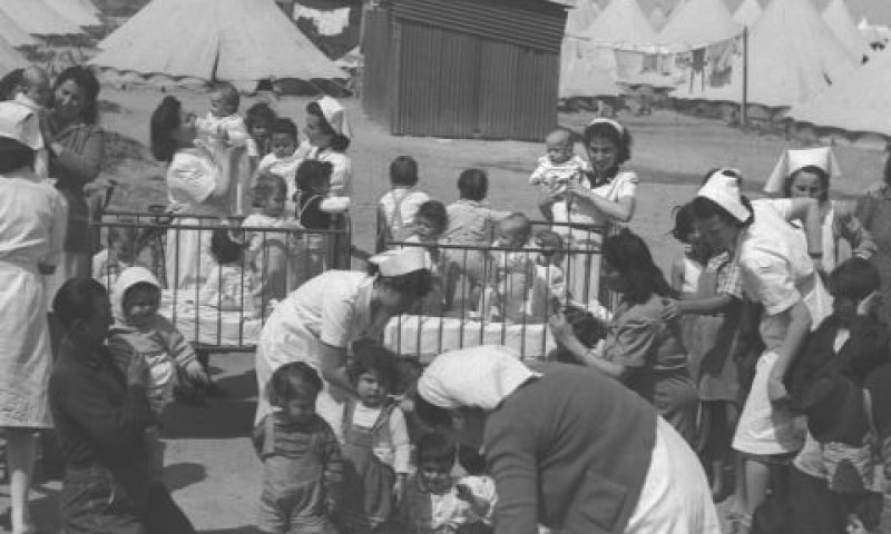 נשות ויצו מסייעות במחנה פליטים בתל אביב לילדים שניצלו מפרעות הערבים ביפו [צילום: זולטן קלוגר/לע"מ]