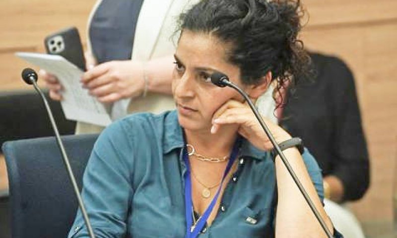 דורית גולפור. הניפה את דגל הלאום מול הפגנה פרו פלשתינית באוניברסיטה [צילום: דני שם-טוב/דוברות הכנסת]
