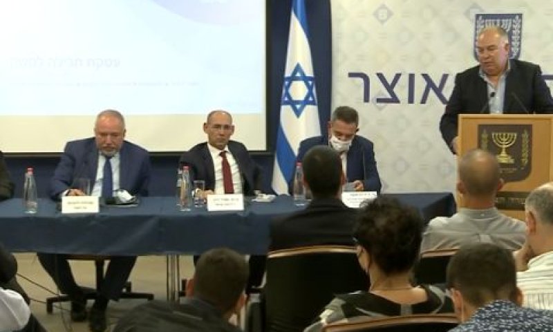 שר האוצר ליברמן מציג את עסקת החבילה
