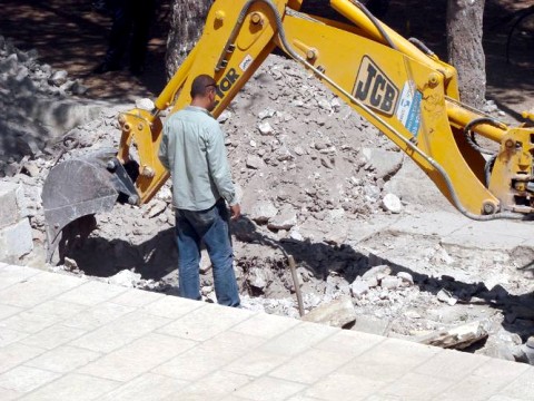 הוואקף חופר באמצעות כלים כבדים במקום הרגיש