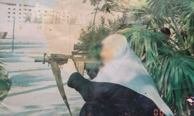 זקנה בעזה אוחזת נשק ארוך [צילום: דובר צה''ל]