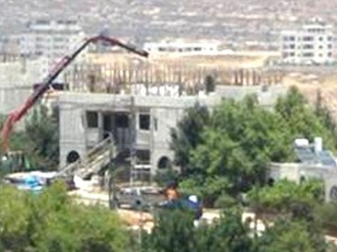 יציקת בטון לבניית הקומה הרביעית