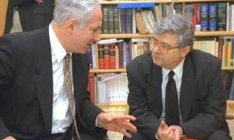 אהרן ברק עם בנימין נתניהו בכהונתו הראשונה כראש ממשלה [צילום: עמוס בן-גרשום/לע"מ]