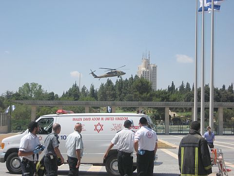 חבר הכנסת גפני מפונה מהכנסת [צילום: יחסי ציבור]