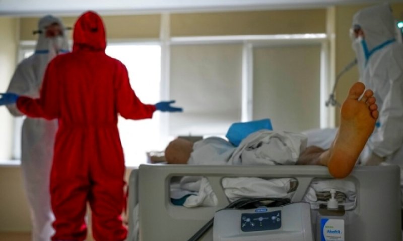 צוות רפואי מטפל בחולה קורונה במוסקבה, השבוע [צילום: אלכסנדר זלמיניצ'נקו, AP]