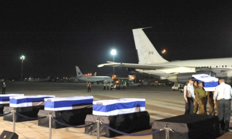 הארונות התקבלו בטקס ממלכתי [צילום: פלאש 90]